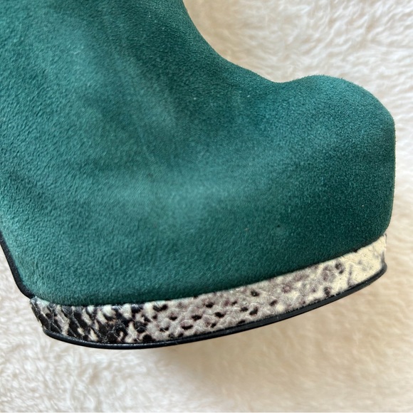 Pour La Victoire Green Suede Booties - Picture 5 of 8